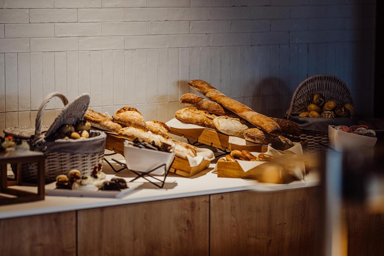 Elements Hotel&Spa Świeradów-Zdrój Екстериор снимка Bread at a buffet