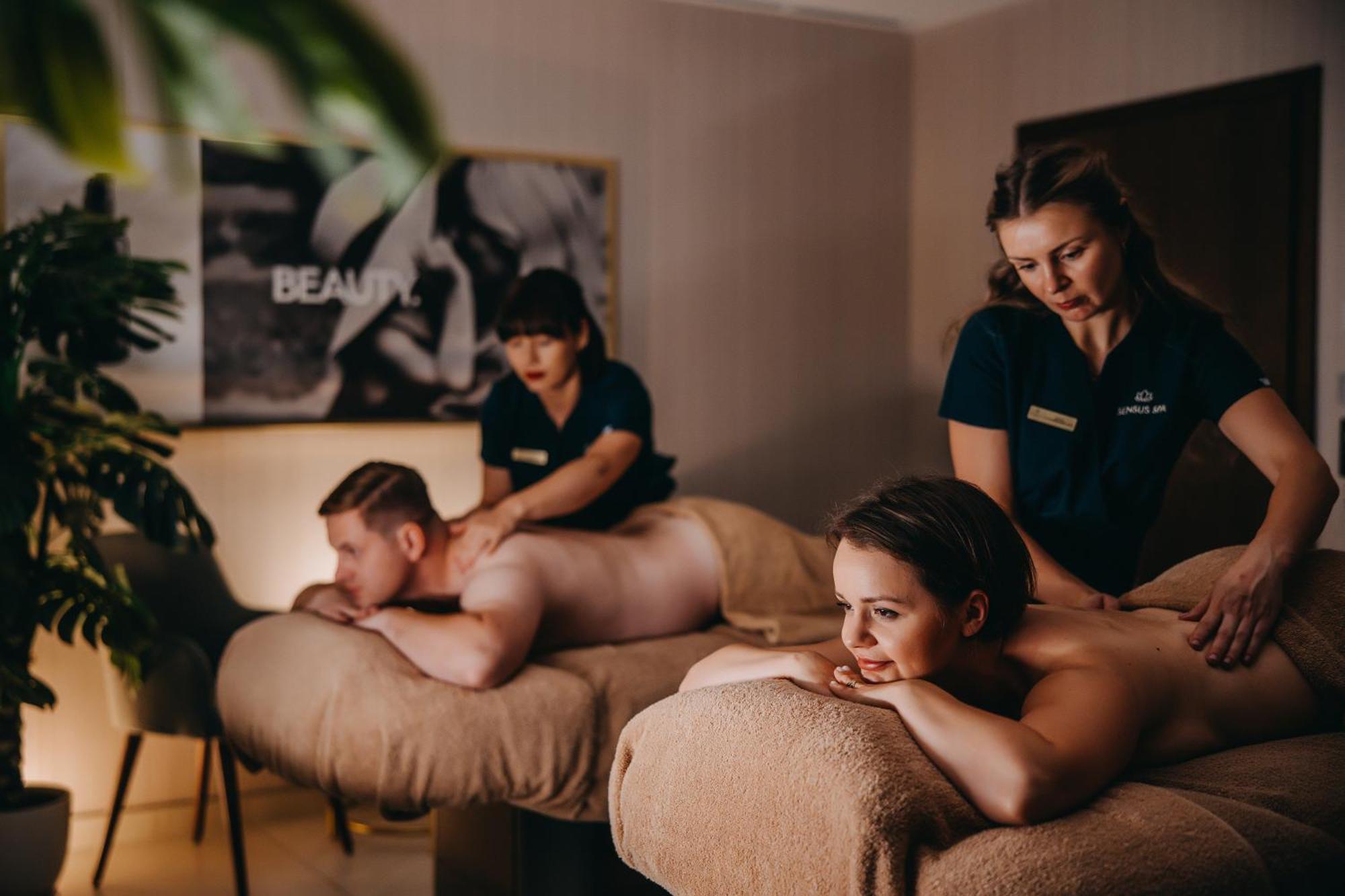 Elements Hotel&Spa Świeradów-Zdrój Екстериор снимка Massage therapists working on a couple