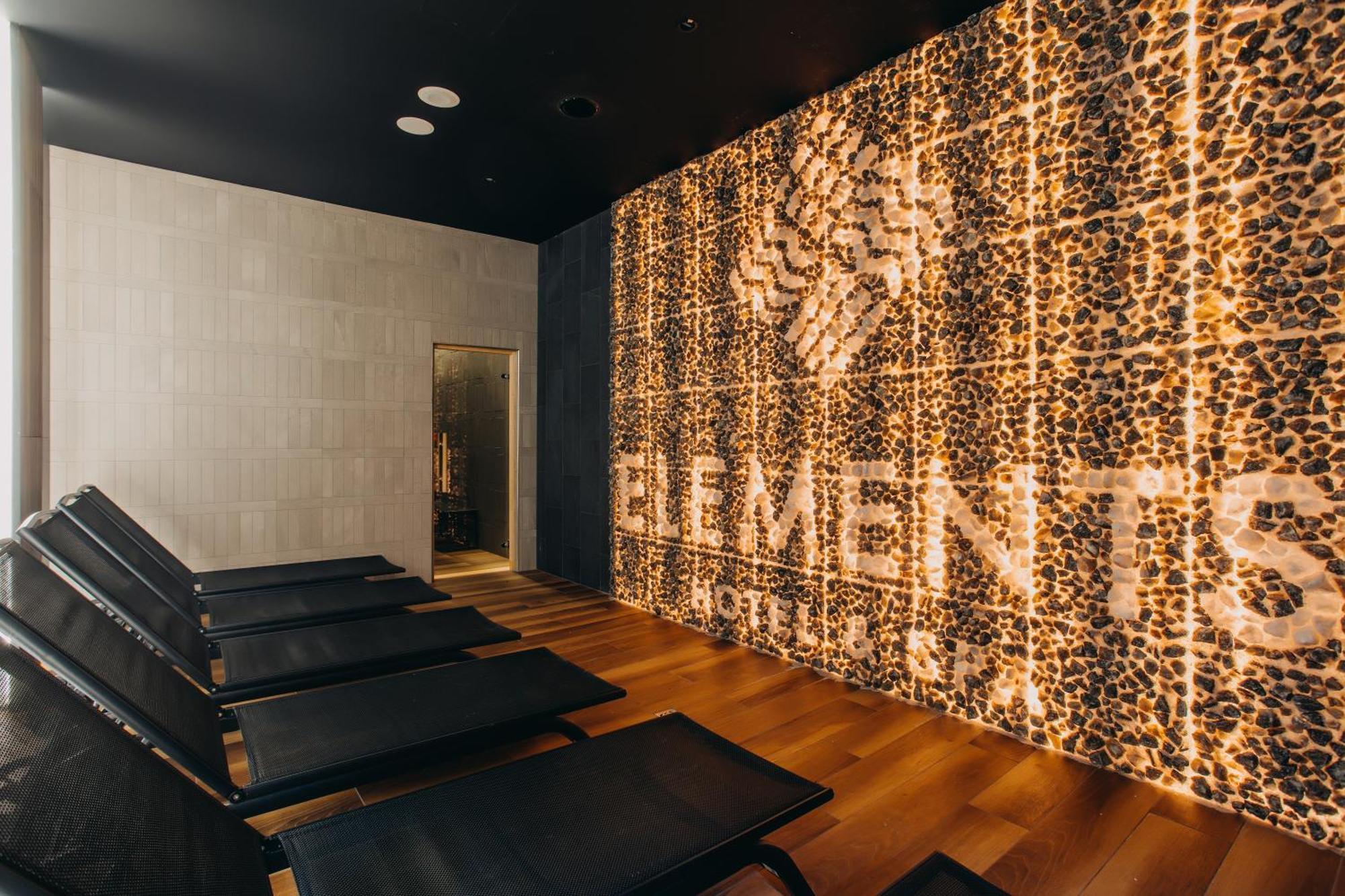 Elements Hotel&Spa Świeradów-Zdrój Екстериор снимка A wall of backlit onyx