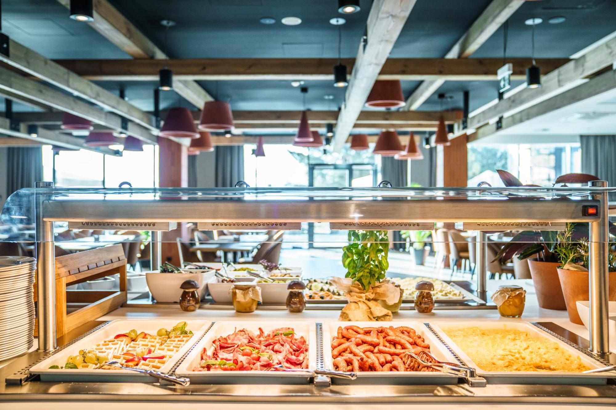Elements Hotel&Spa Świeradów-Zdrój Екстериор снимка A buffet at a restaurant